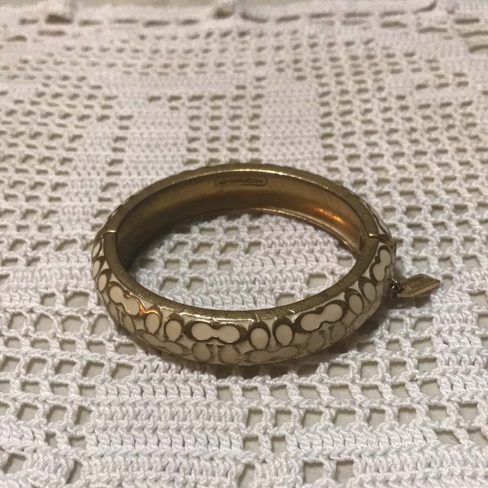 🐞Vintage Coach Brass & White Enamel Wide Latch Bangle Bracelet - Picture 1 of 8